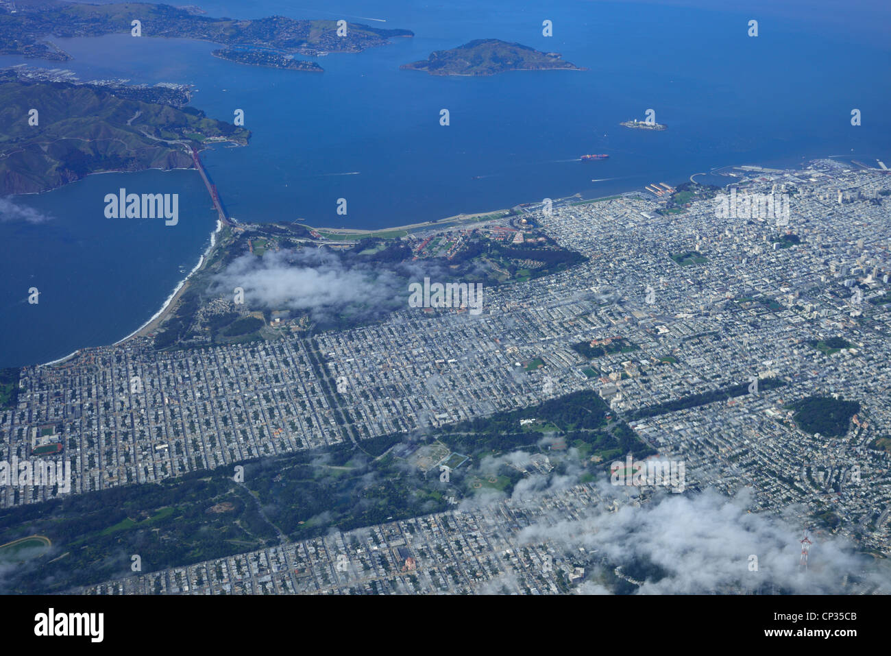 Die Marin Headlands, Sausalito, die Golden Gate Bridge und das Presidio, Alcatraz Island und der Innenstadt von San Francisco aus der Luft, San Francisco CA Stockfoto