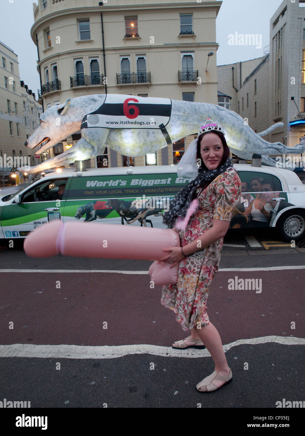 Einem groen aufblasbaren Penis auf Brighton seafront Stockfotografie -  Alamy