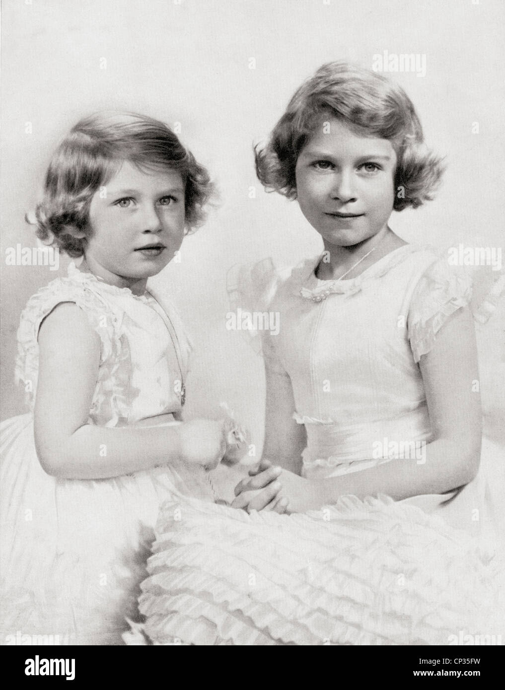 Königin Elisabeth II., rechts, als Prinzessin um 1937 und Prinzessin Margaret, links. Stockfoto