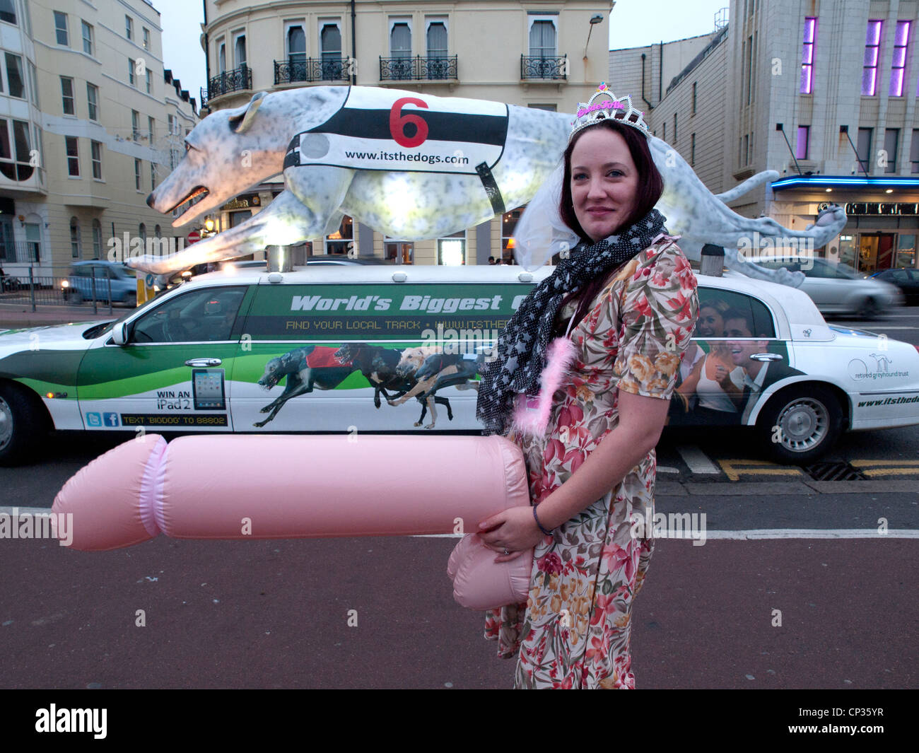 gleitmittel für reifenmontage Einem großen aufblasbaren Penis auf Brighton seafront Stockfotografie