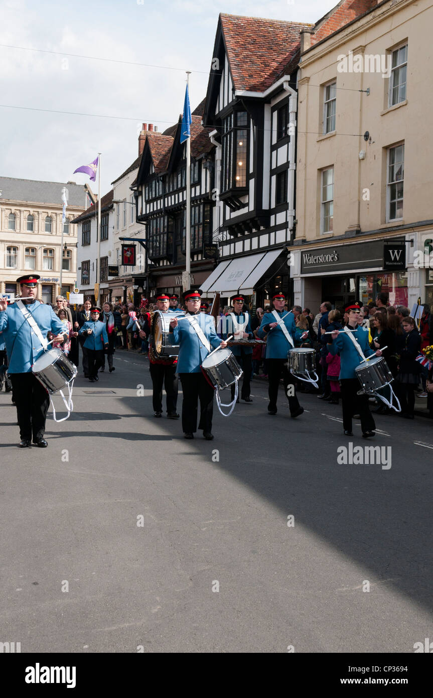 Kings Norton Jugend Marching Band durchführen in der Church Street während der William Shakespeare Geburtstag Prozession Stockfoto