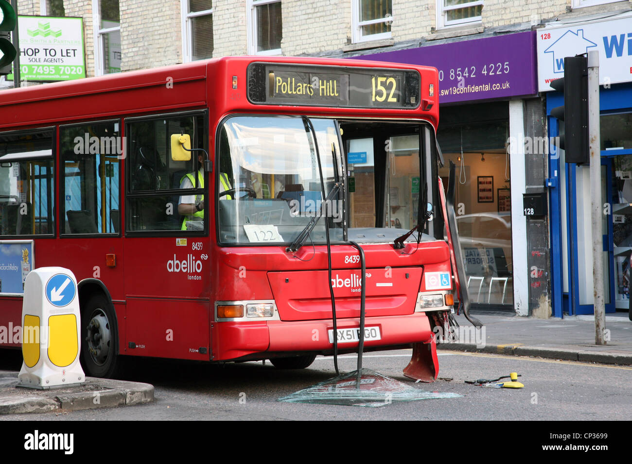 London, UK - 31. Mai 2011: Bus schien außer Betrieb nach Verkehrsunfall nahe South Wimbledon [nur zur redaktionellen Verwendung] Stockfoto