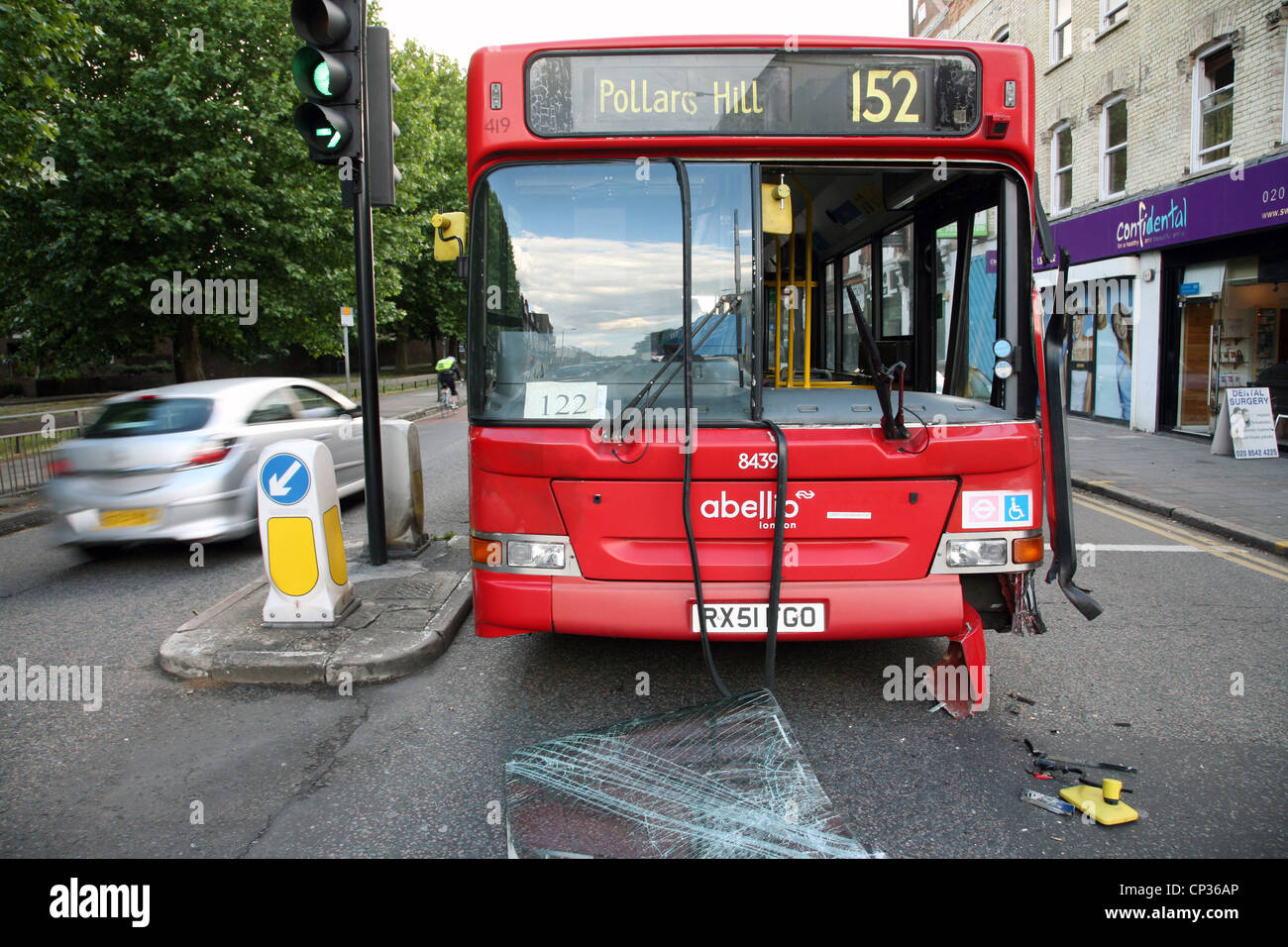 London, UK - 31. Mai 2011: Bus schien außer Betrieb nach Verkehrsunfall nahe South Wimbledon Stockfoto