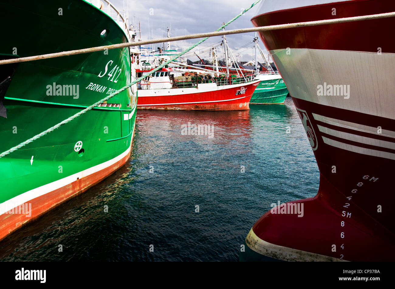 Fischtrawler im Hafen Stockfoto