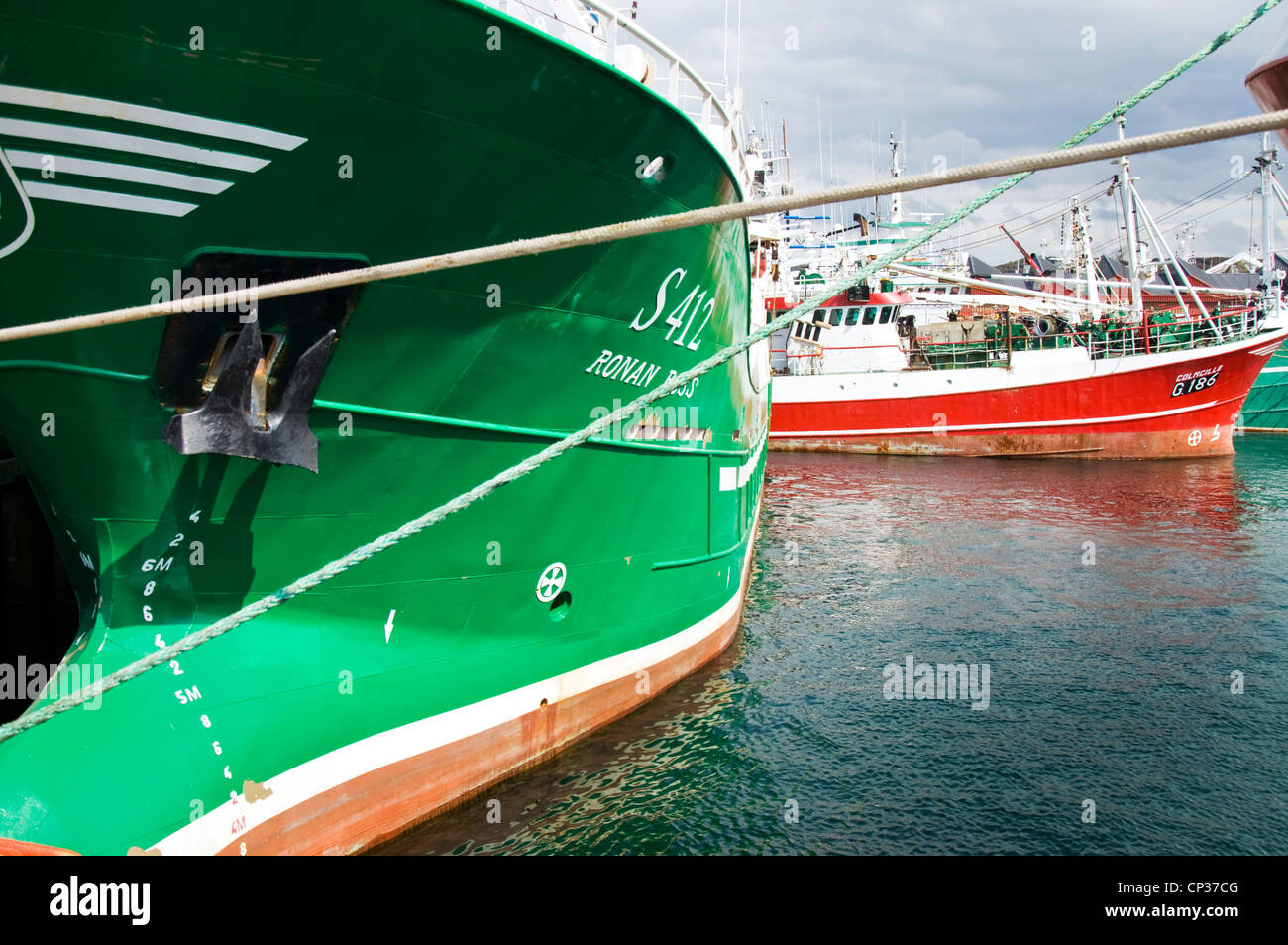 Irische Trawler im Hafen von Killybegs Stockfoto