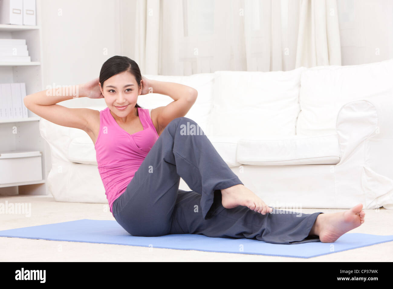 Junge Frau beim yoga Stockfoto