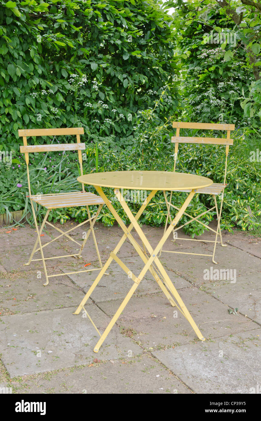 Garten Tisch und zwei Stühle Stockfoto