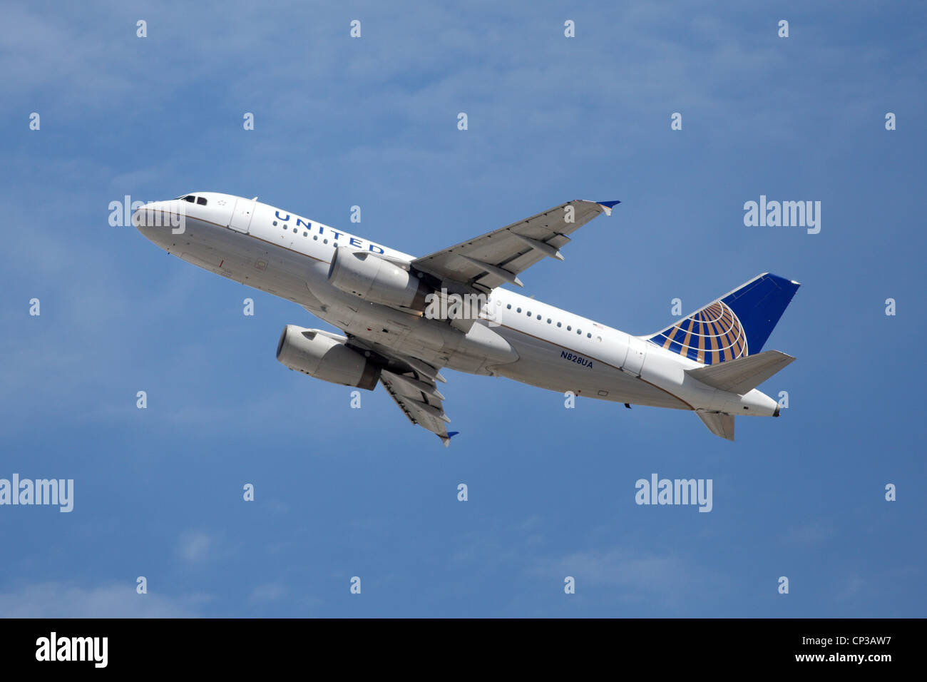 Ein United Airlines Airbus A319 startet vom Flughafen Los Angeles zum 24. April 2012. Der A319 ist eine verkürzte Version des A320 Stockfoto