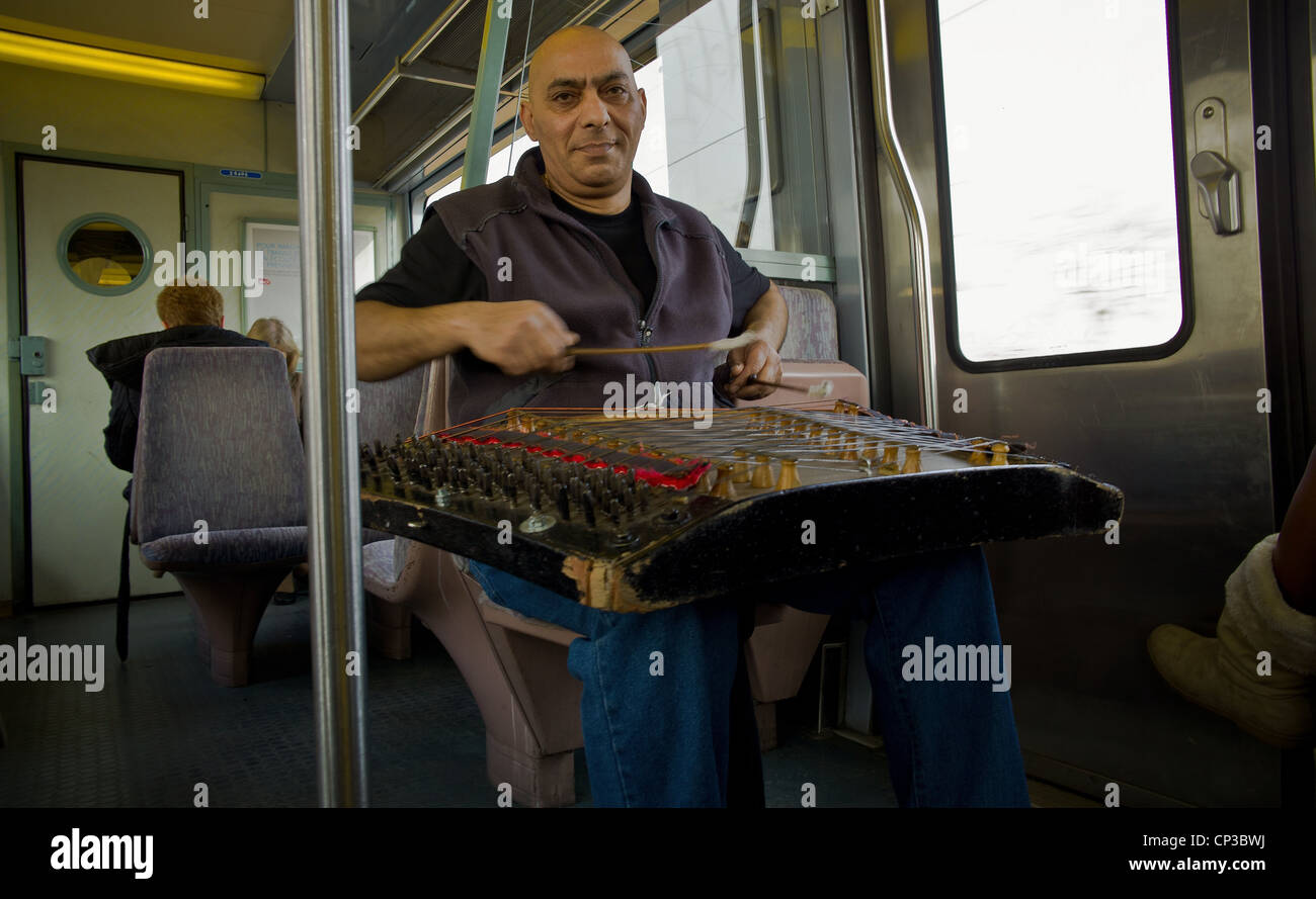 Leben in der Stadt. Die Musiker von den öffentlichen Transport., im Zug, eine rumänische Cimbalom spielen. Stockfoto