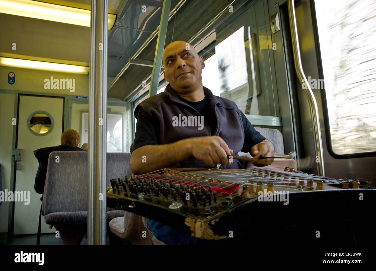 Musiker von öffentlichen Verkehrsmitteln Leben in der Stadt, im Zug, eine rumänische Cimbalom zu spielen. Stockfoto