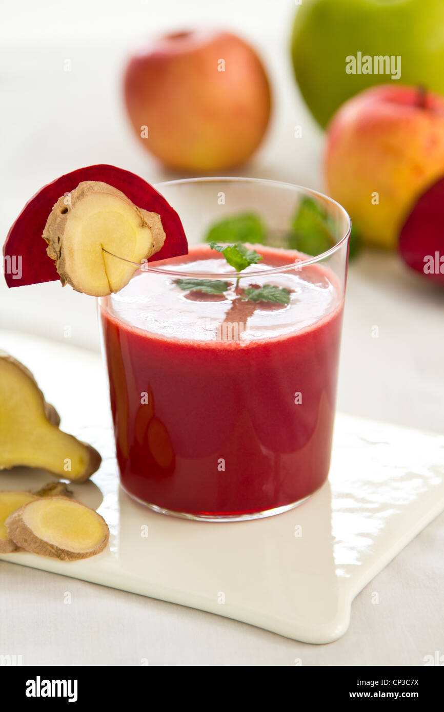 Rote Beete, Apfel und Ingwer-smoothie Stockfoto