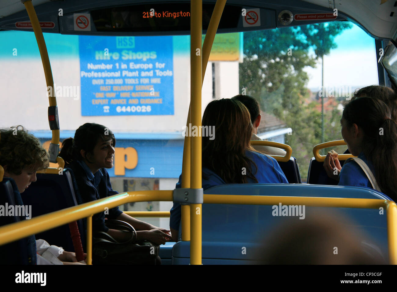 Innenansicht des Londoner Doppeldeckerbus sind Passagiere auf Oberdeck [Editorial nur] Sitzplätze. Stockfoto