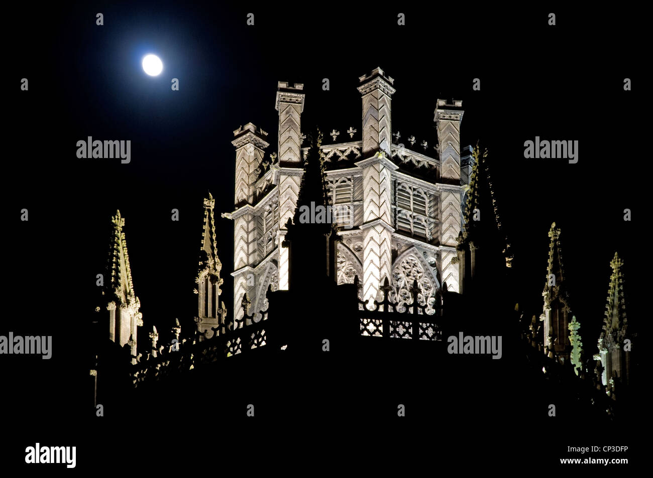 Nachtaufnahme von Laterne der Kathedrale von Ely in Scheinwerfern mit nebligen Mond vorbei Stockfoto