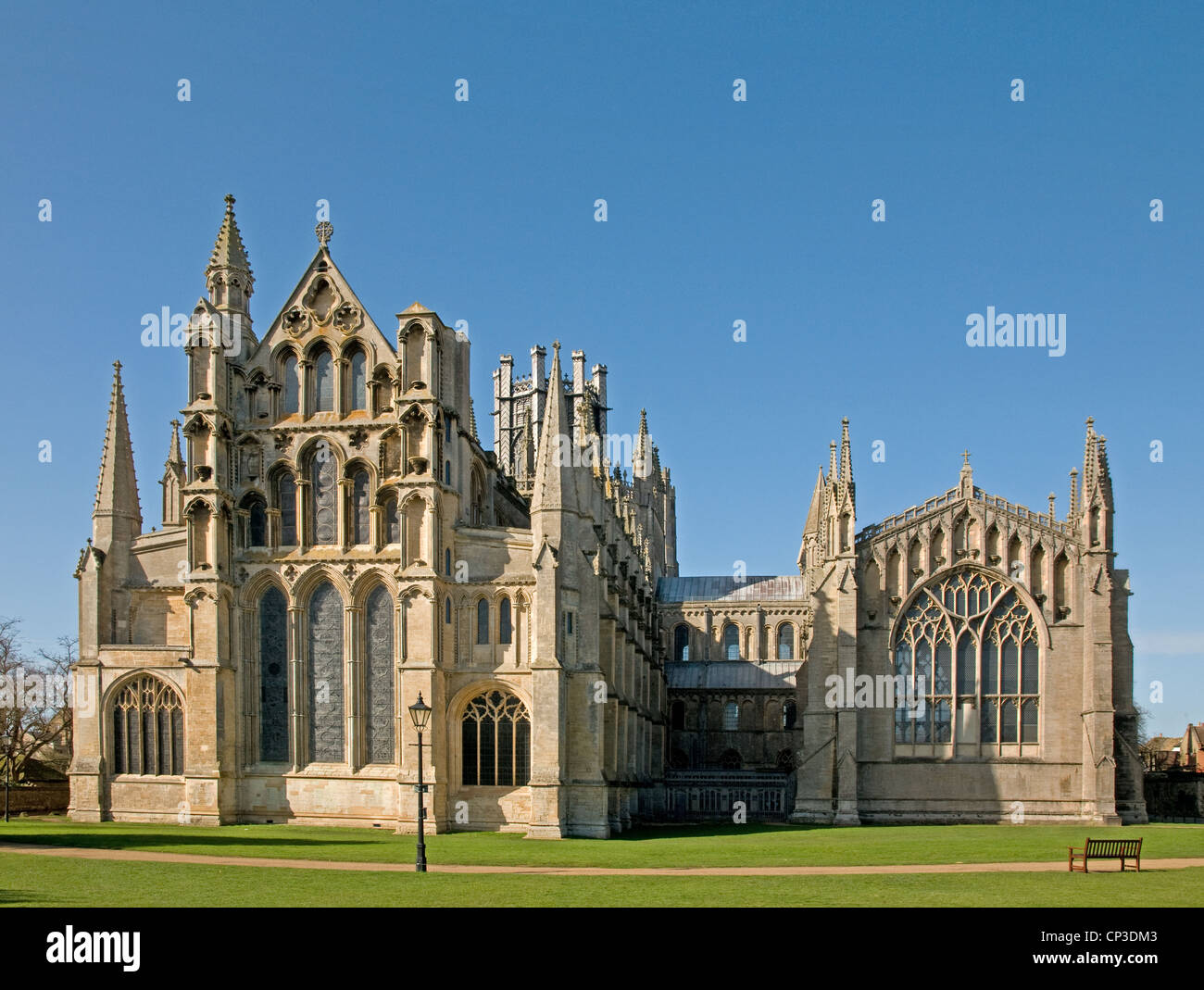 East End von Ely Kathedrale mit Marienkapelle rechts gesehen von Almony Gärten im Frühlingssonnenschein mit blauem Himmel Stockfoto