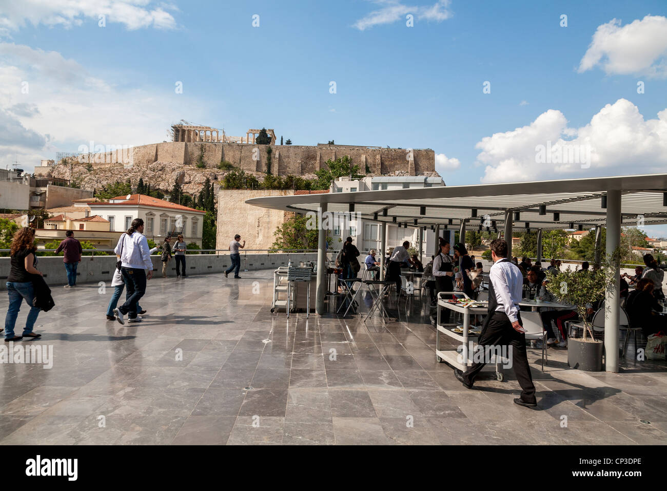 Das Akropolis Museum Cafe & Restaurant mit einem atemberaubenden Blick auf die Akropolis von Athen. Griechenland. Stockfoto