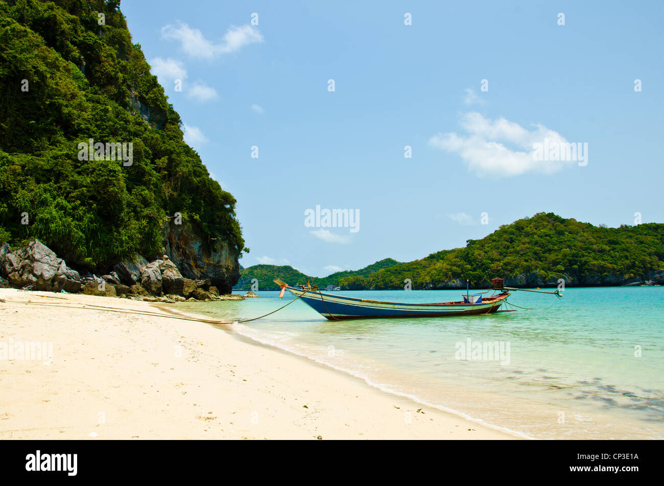 Longtail-Boot am Strand Angthong National Marine Park, Provinz Surat Thani, Thailand Stockfoto