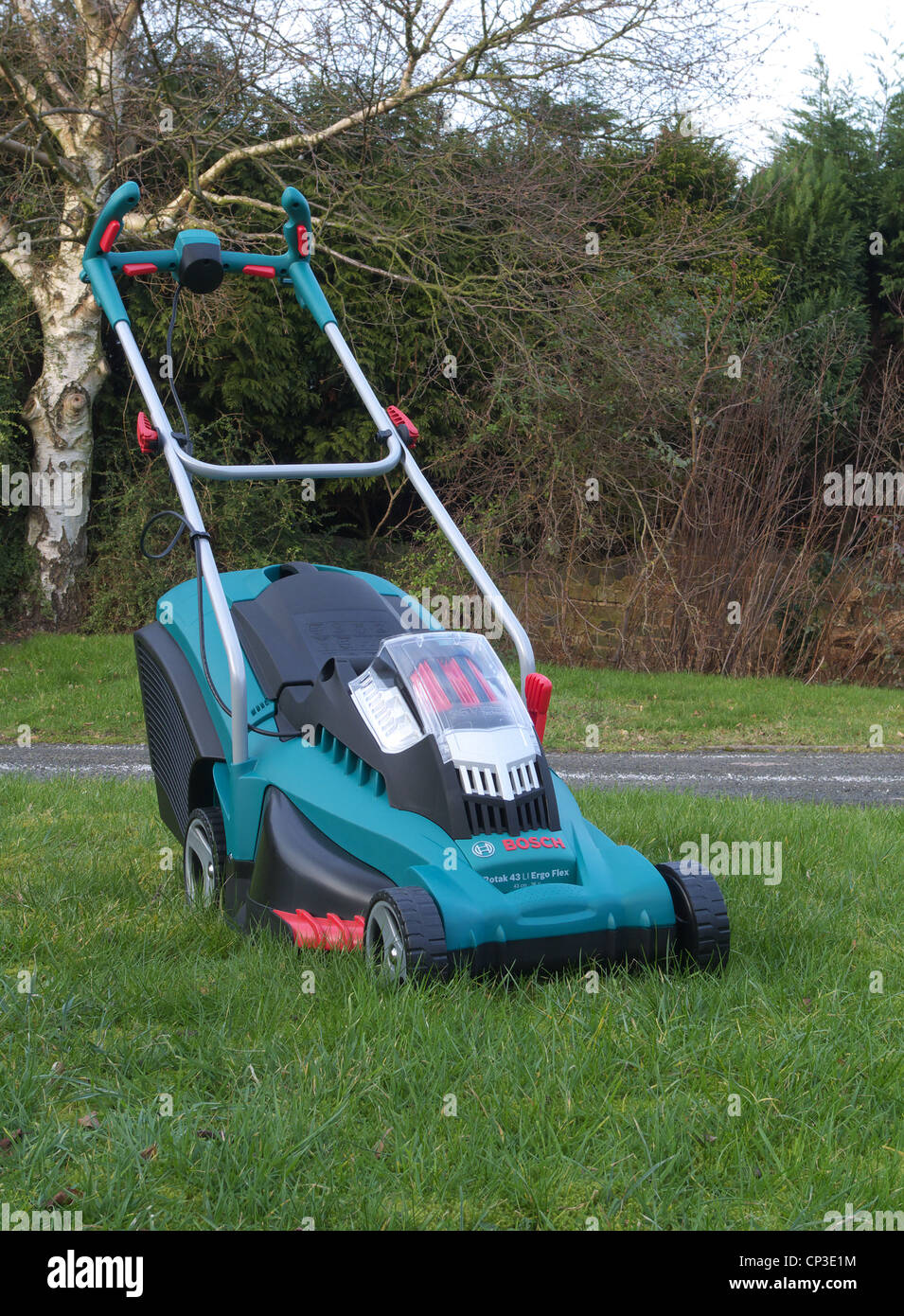 Bosch Rotak 43 Akku betriebene Rasenmäher Stockfotografie - Alamy