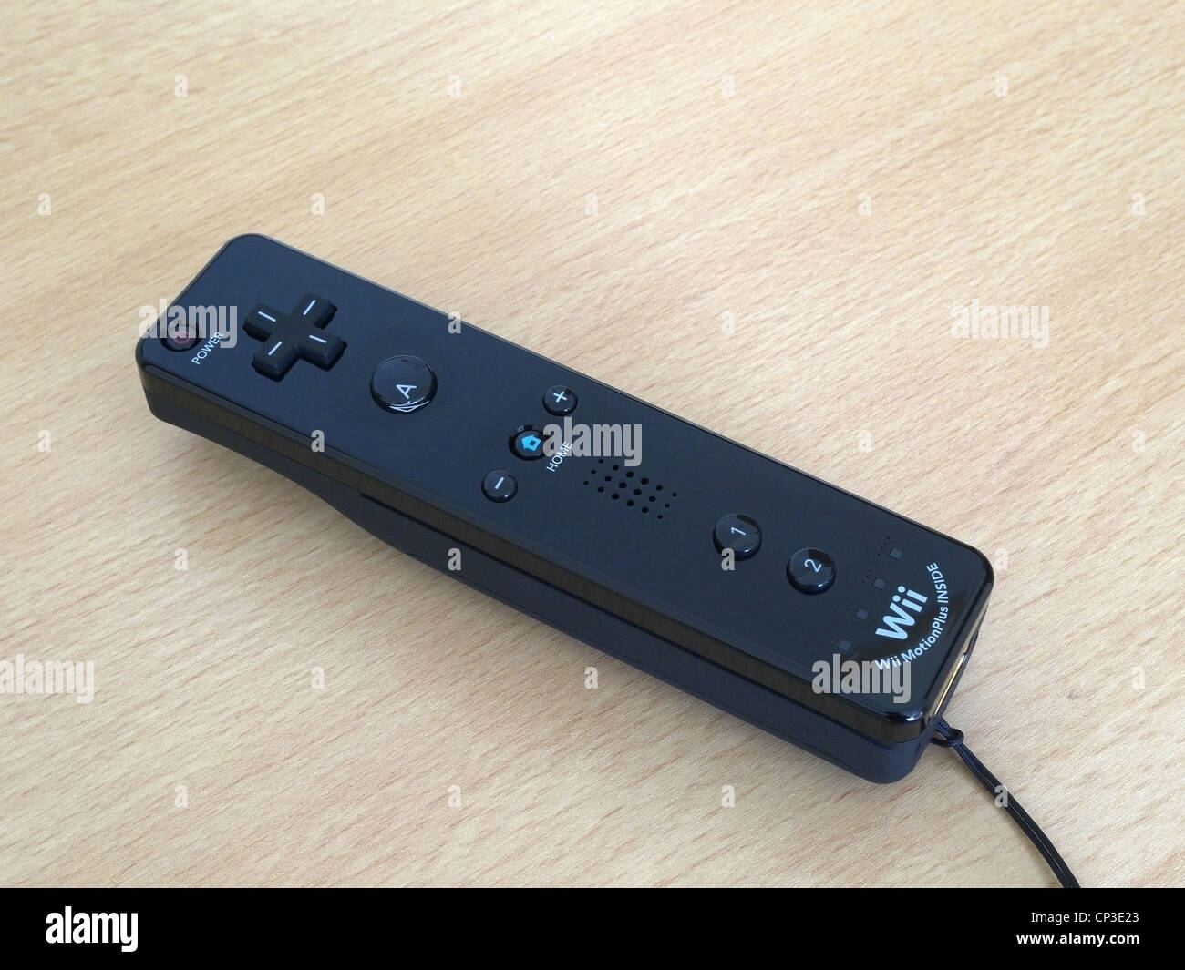 Nahaufnahme von einem Nintendo Wii Black Remote-Controller auf eine Holzoberfläche Stockfoto