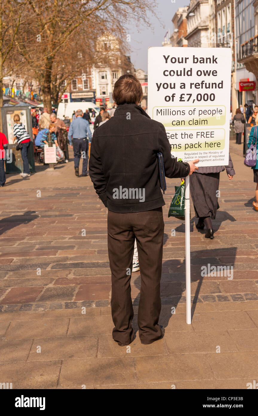 Ein Mann mit einem Schild sagen möglich Bank erstattet in Norwich, Norfolk, England, Großbritannien, Uk Stockfoto