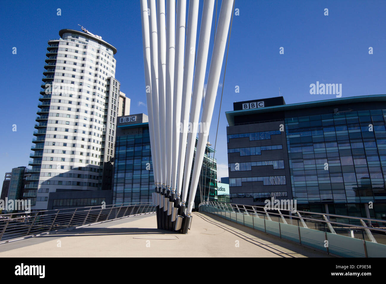 Die Media City Fußgängerbrücke ist eine Schwenkmechanik Fußgängerbrücke über den Manchester Ship Canal in der Nähe von MediaCityUK. Stockfoto