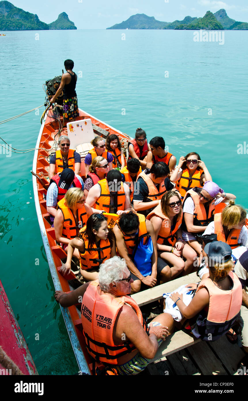 Reisende auf dem Long-tailed Boot auf die Insel im Golf von Thailand zu reisen. Stockfoto