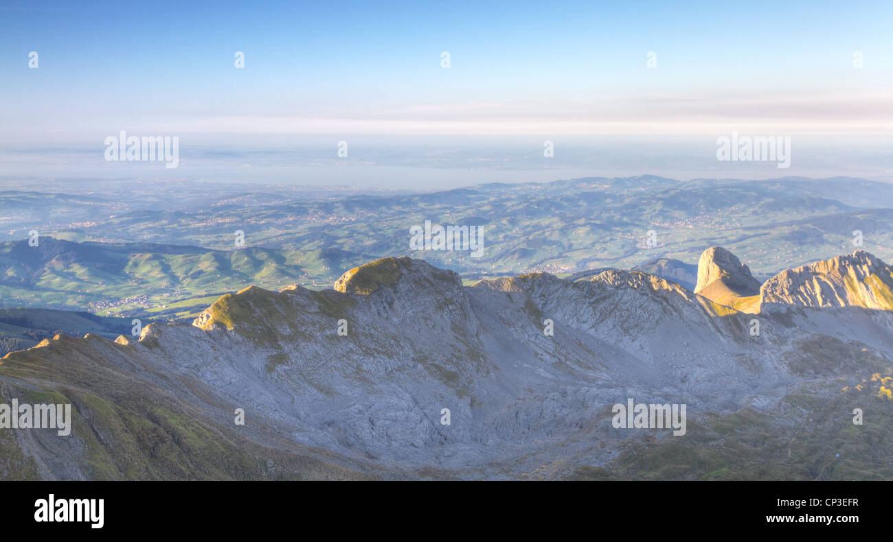 Bergrücken und grün besiedelten Hügeln unter unter ihm am Berg Säntis, Schweiz Stockfoto