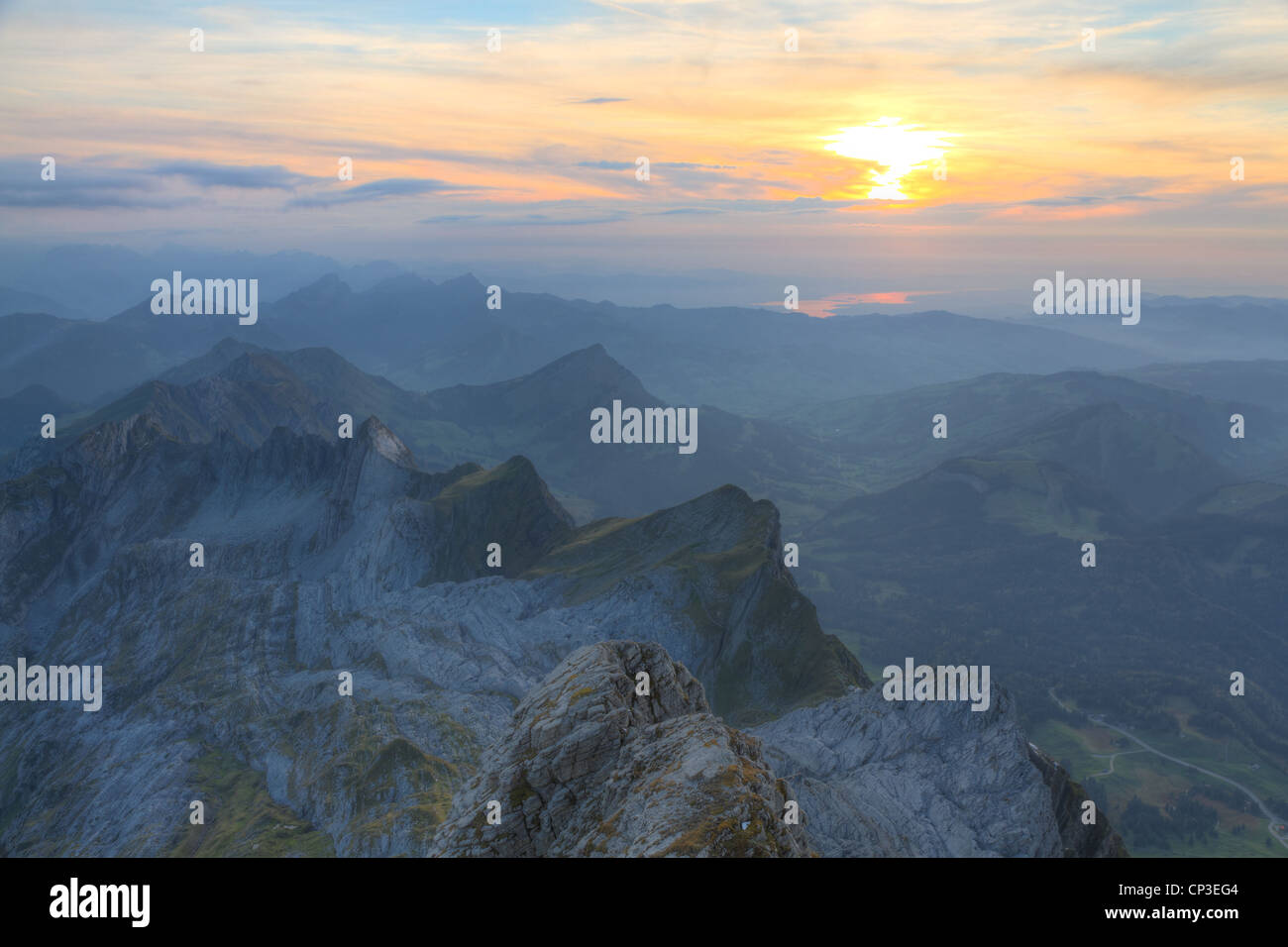 Top Karst-Gebirge verschwinden in nebliger Ferne und grünen Wiese bei Sonnenuntergang, Schweiz Stockfoto