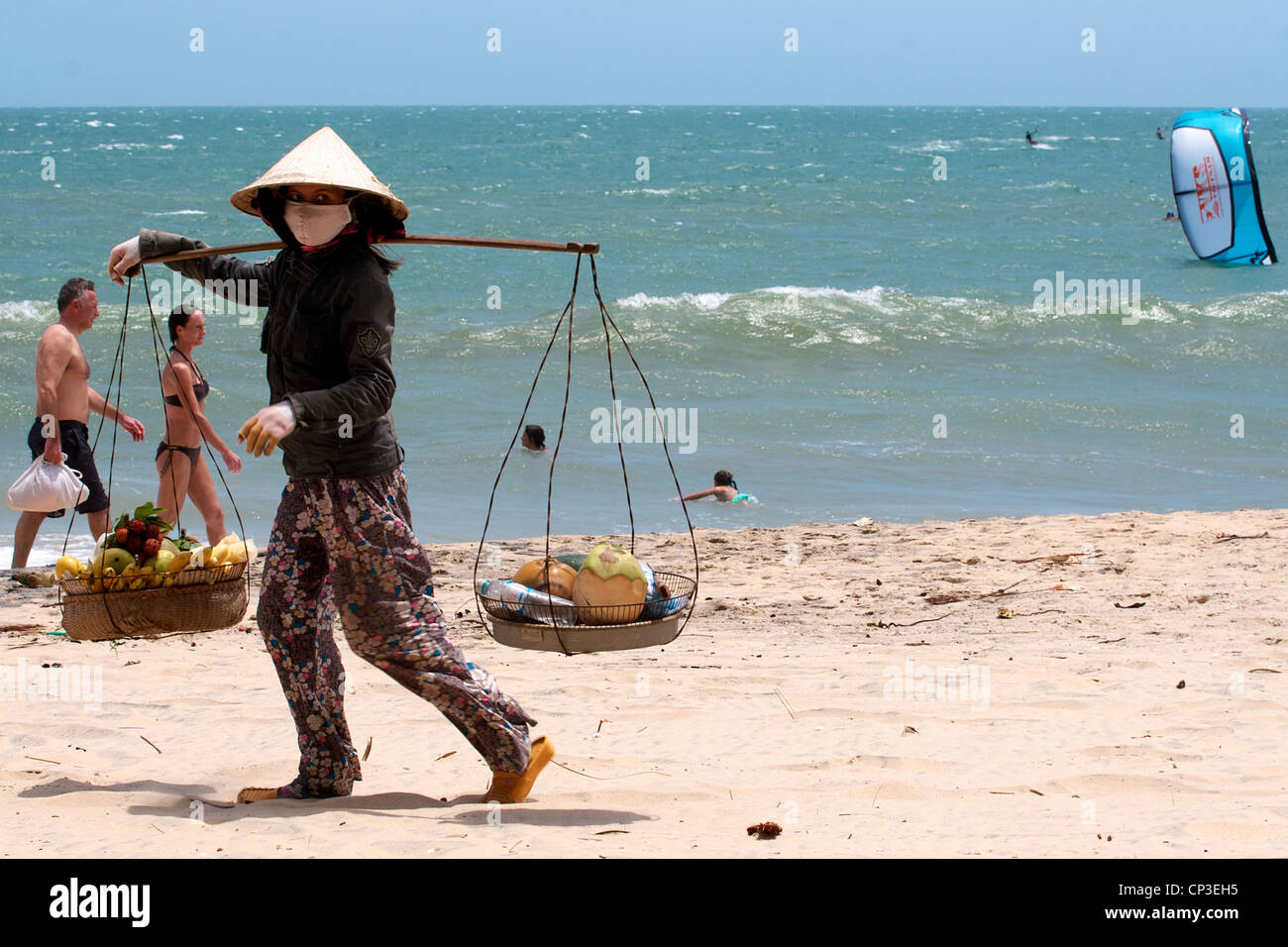 Ein Obst-Verkäufer am Strand von Mui Ne, Vietnam. Stockfoto