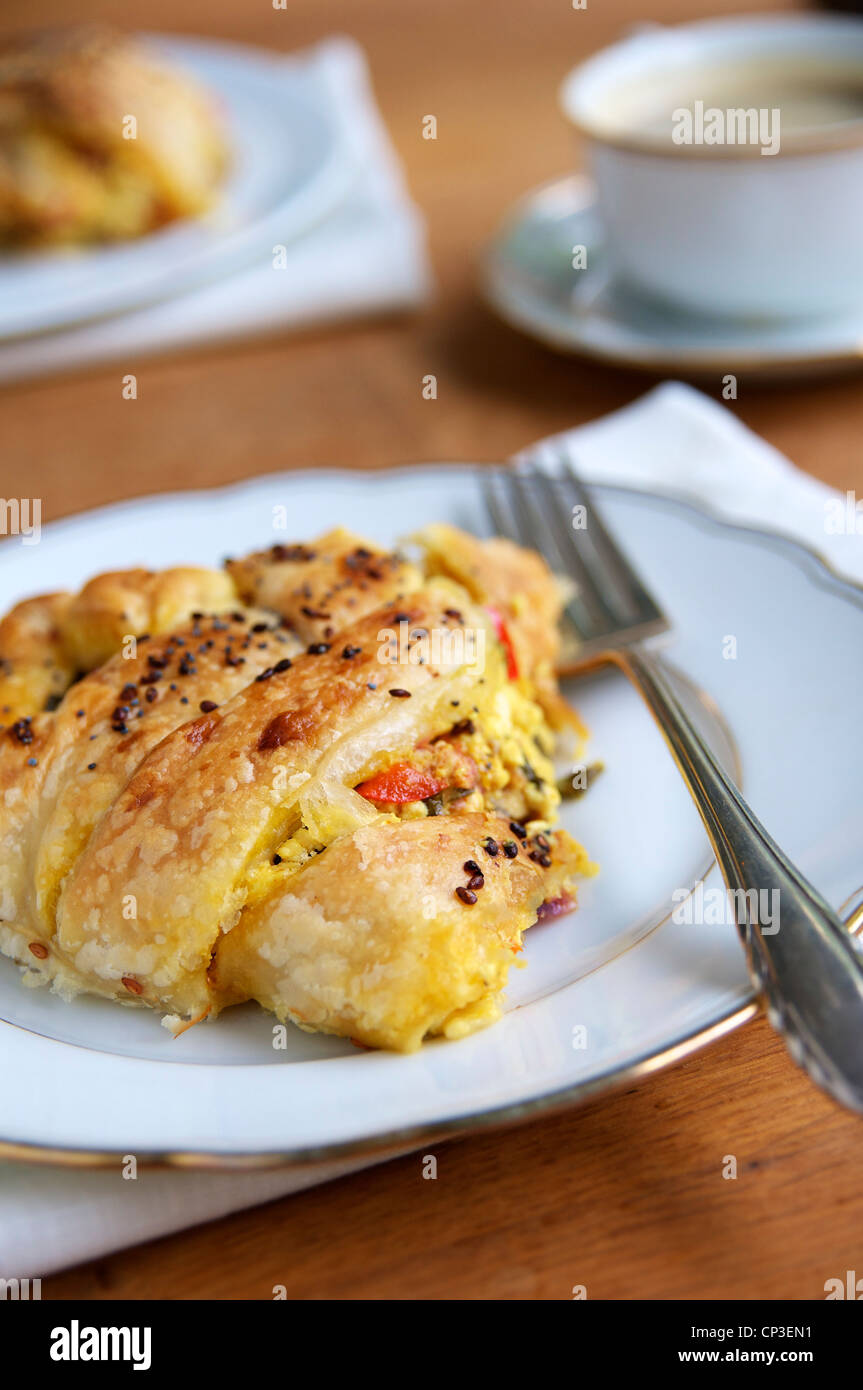 Herzhafte vegane Frühstück Gebäck mit einem verschlüsselten Tofu de Rolle mit Gemüse füllen. Stockfoto