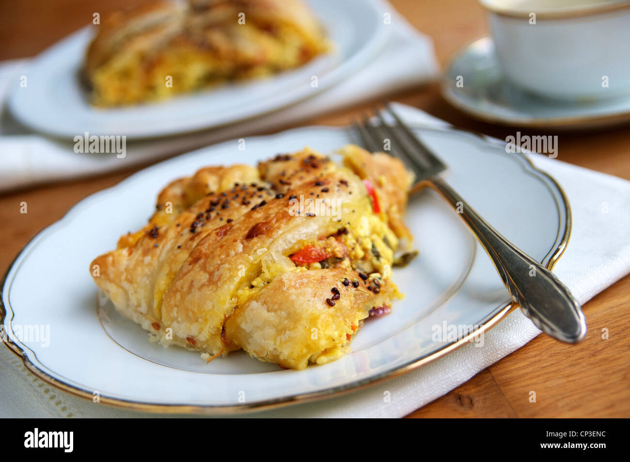 Herzhafte vegane Frühstück Gebäck mit einem verschlüsselten Tofu de Rolle mit Gemüse füllen. Stockfoto