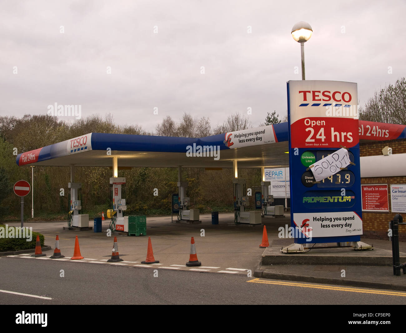 Eine geschlossene Tesco Tankstelle verkauften Hythe Southampton Hampshire England UK mit Schild aufgrund von Panikkäufen im März 2012 Stockfoto