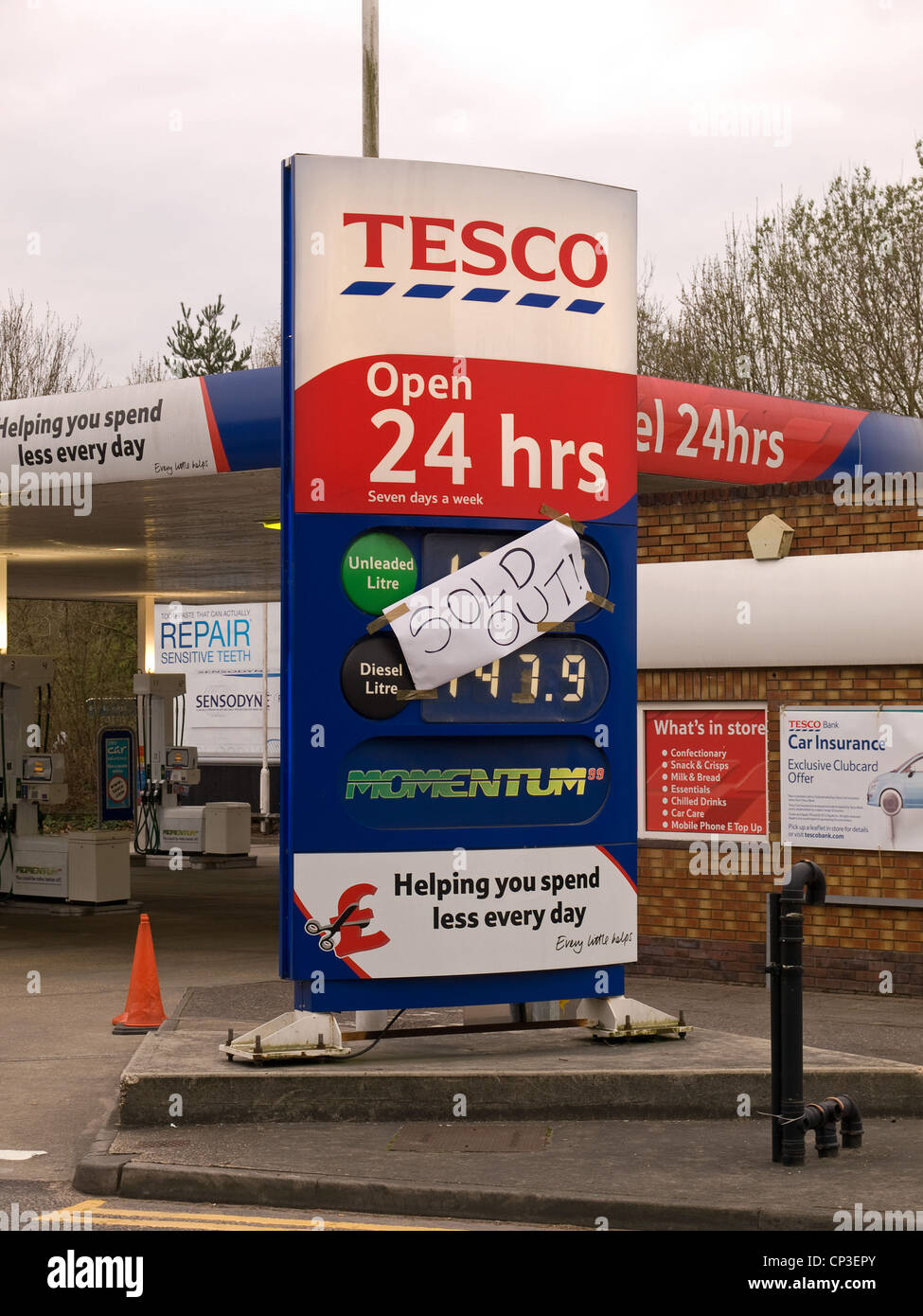 Eine geschlossene Tesco Tankstelle verkauften Hythe Southampton Hampshire England UK mit Schild aufgrund von Panikkäufen im März 2012 Stockfoto