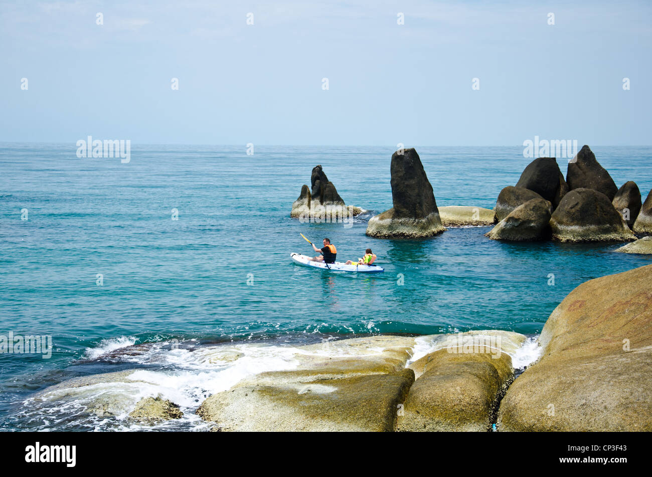 Reisende, die Kajak in den Golf von Thailand Stockfoto