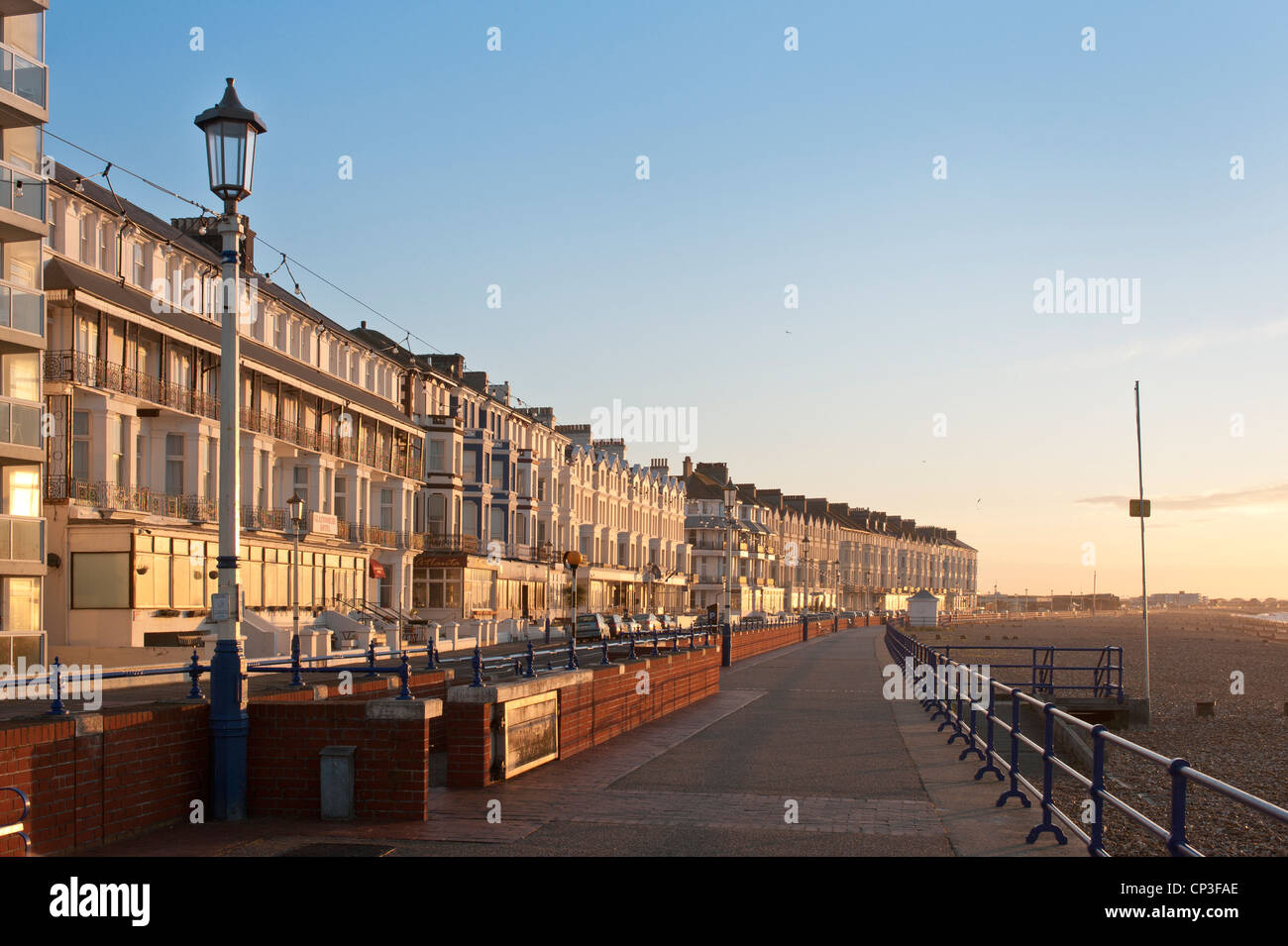 EASTBOURNE, EAST SUSSEX, Großbritannien - 30. APRIL 2012: Sonnenlicht an Hotels entlang der Promenade Stockfoto
