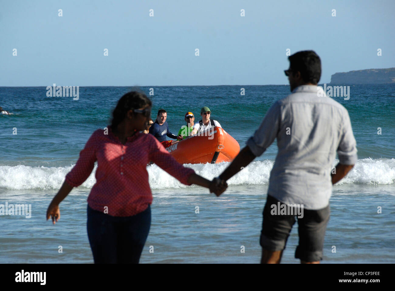 Rettungsschwimmer mit Rescue Boot am Bondi Beach Sydney Premier Surfen und Freizeit Strand an einem anstrengenden Sommertag. Sydney, Australien Stockfoto