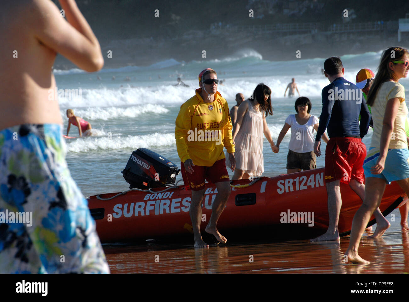 Rettungsschwimmer mit Rescue Boot am Bondi Beach Sydney Premier Surfen und Freizeit Strand an einem anstrengenden Sommertag. Sydney, Australien Stockfoto