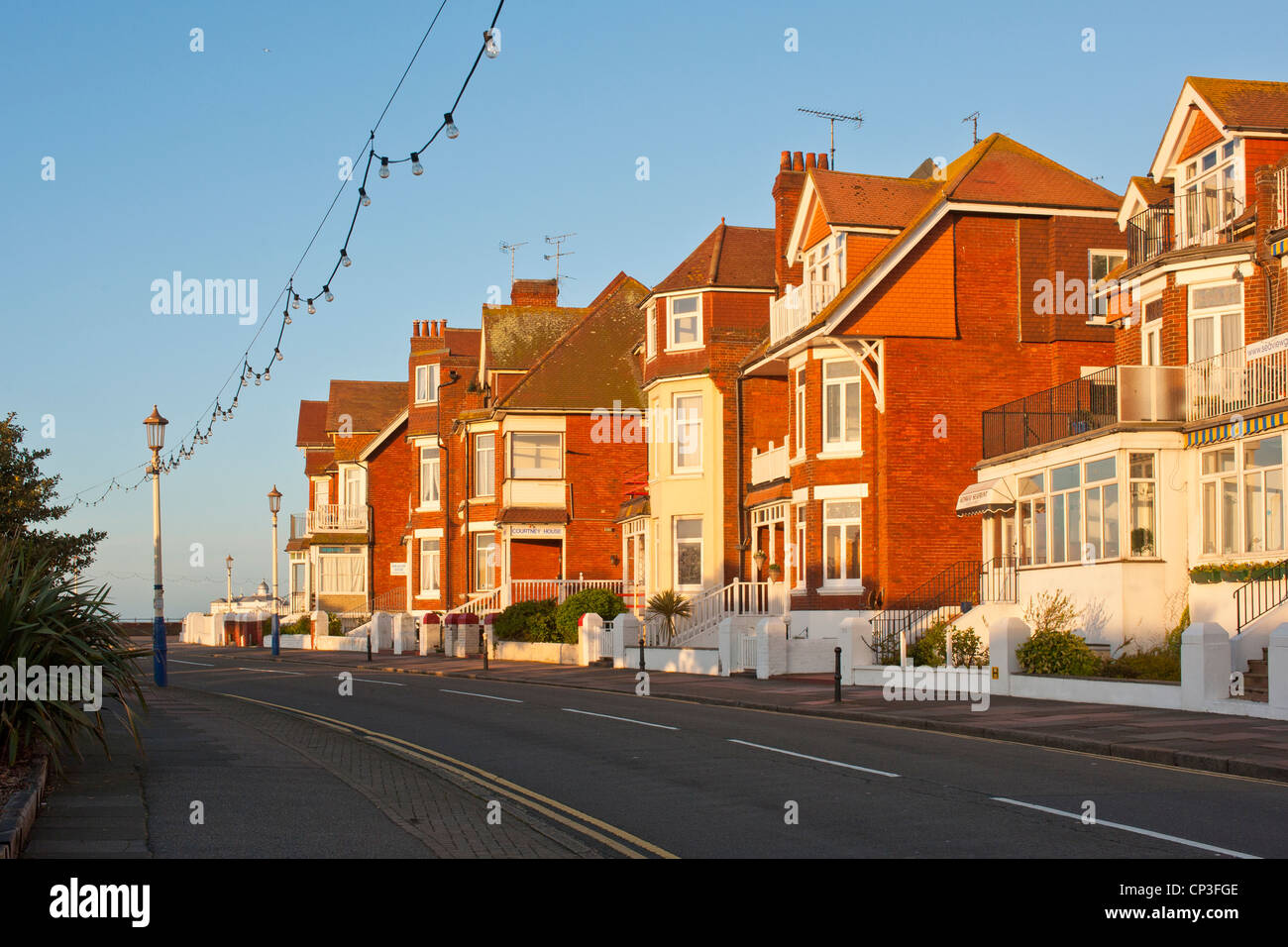 EASTBOURNE, EAST SUSSEX, Großbritannien - 30. APRIL 2012: Sonnenlicht an Hotels entlang der Promenade Stockfoto