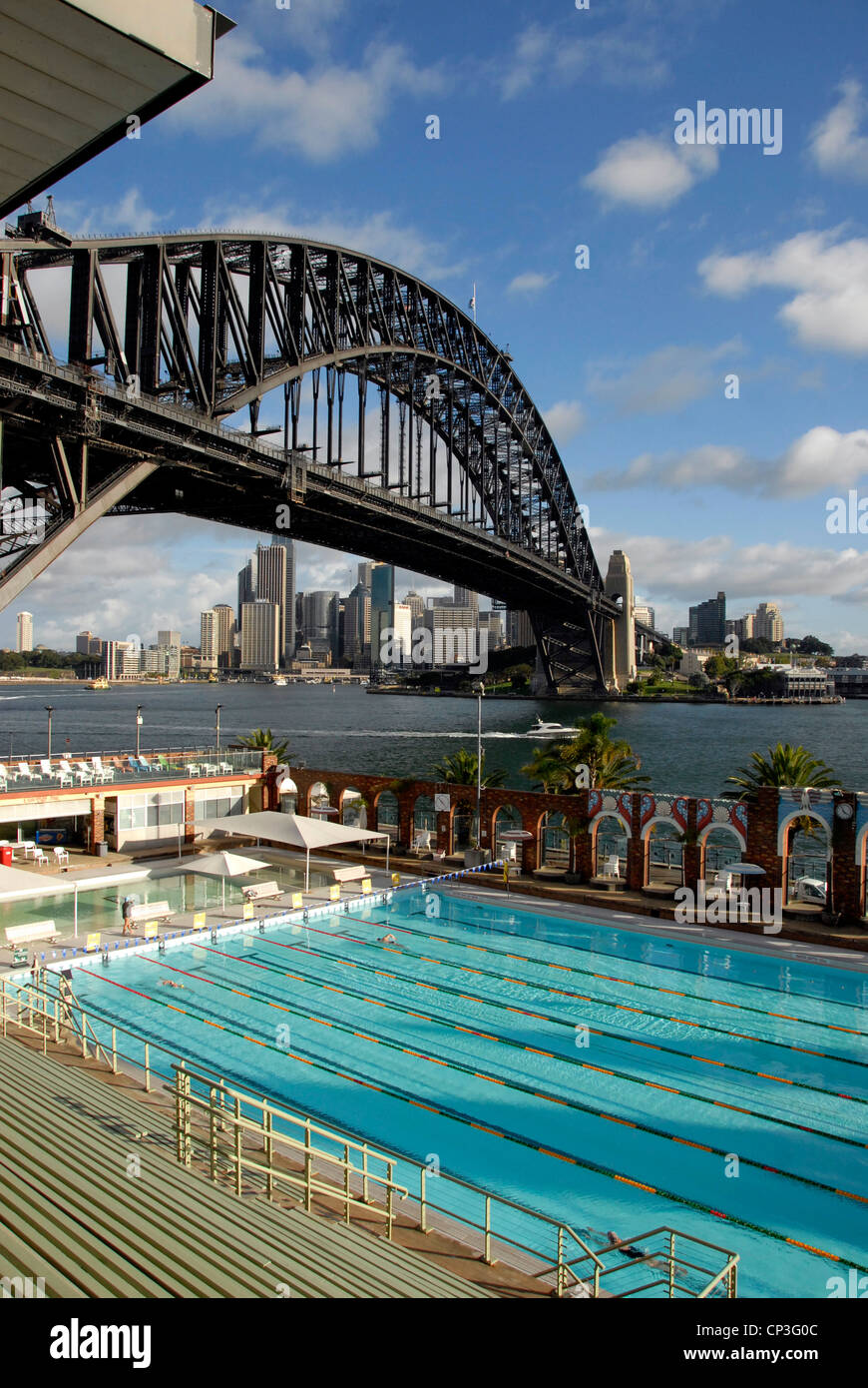 North Sydney Olympic Pool am Hafen von Sydney in der Nähe von Sydney Harbour Bridge wo mehr als 80 Weltrekorde aufgestellt wurden, Australien Stockfoto