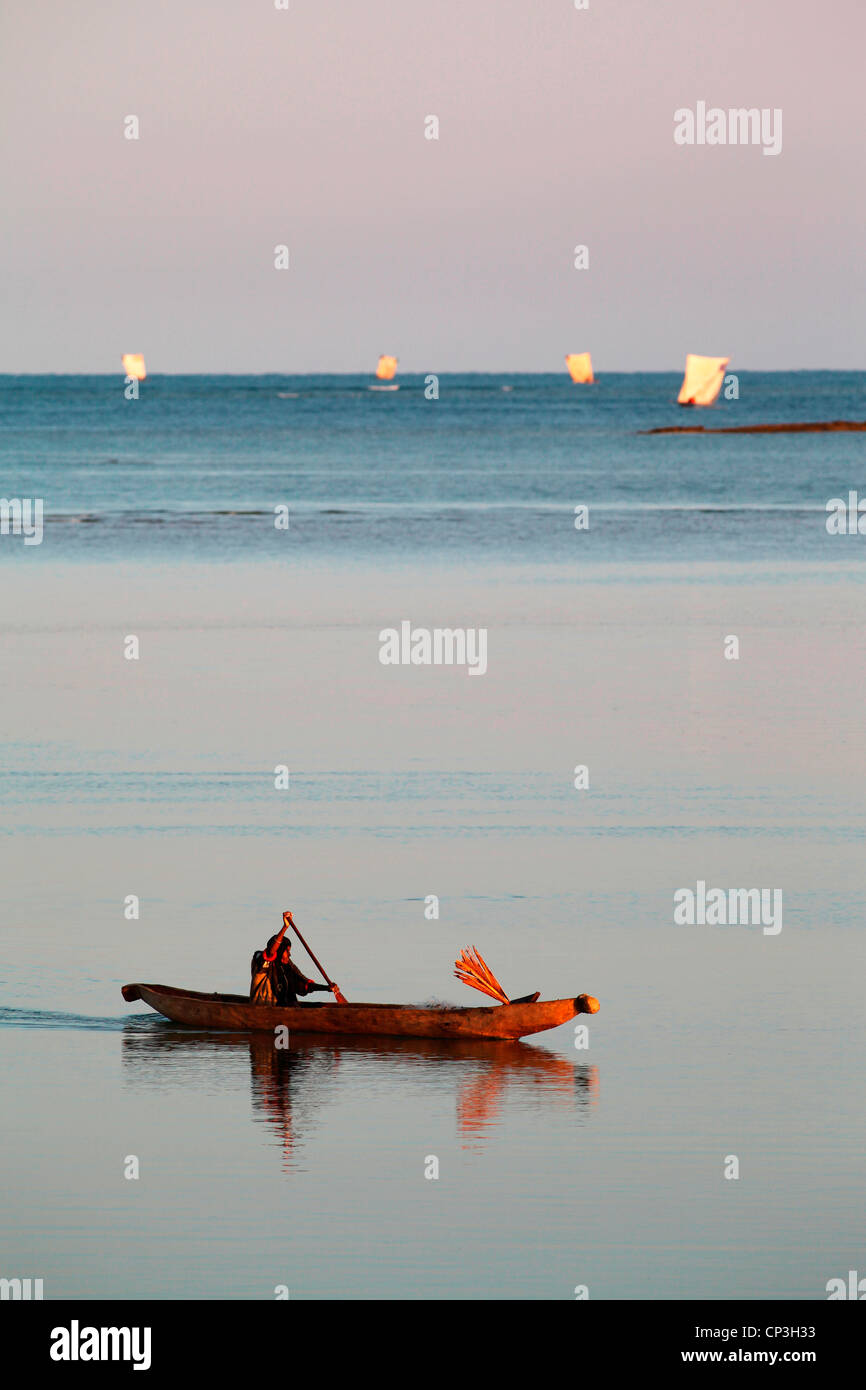 Rückkehr von der Arbeit seiner Kanu bei Belo-Sur-Mer, westlichen Madagaskar, Afrika, bei Sonnenaufgang paddeln Vezo Fischer. Stockfoto