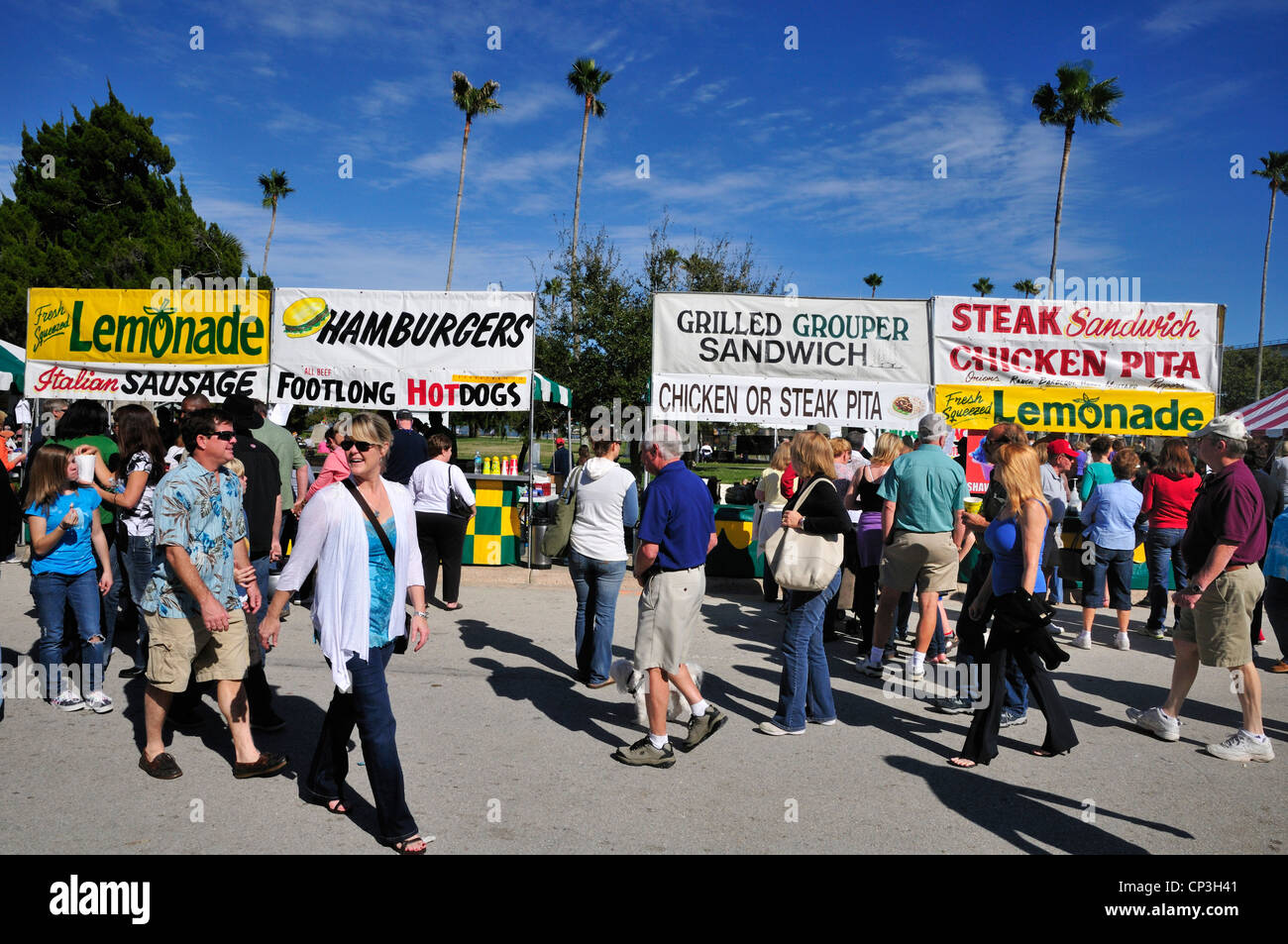 Imbissstände locken Besucher an das jährliche Festival der Künste, New Smyrna Beach, Florida Stockfoto