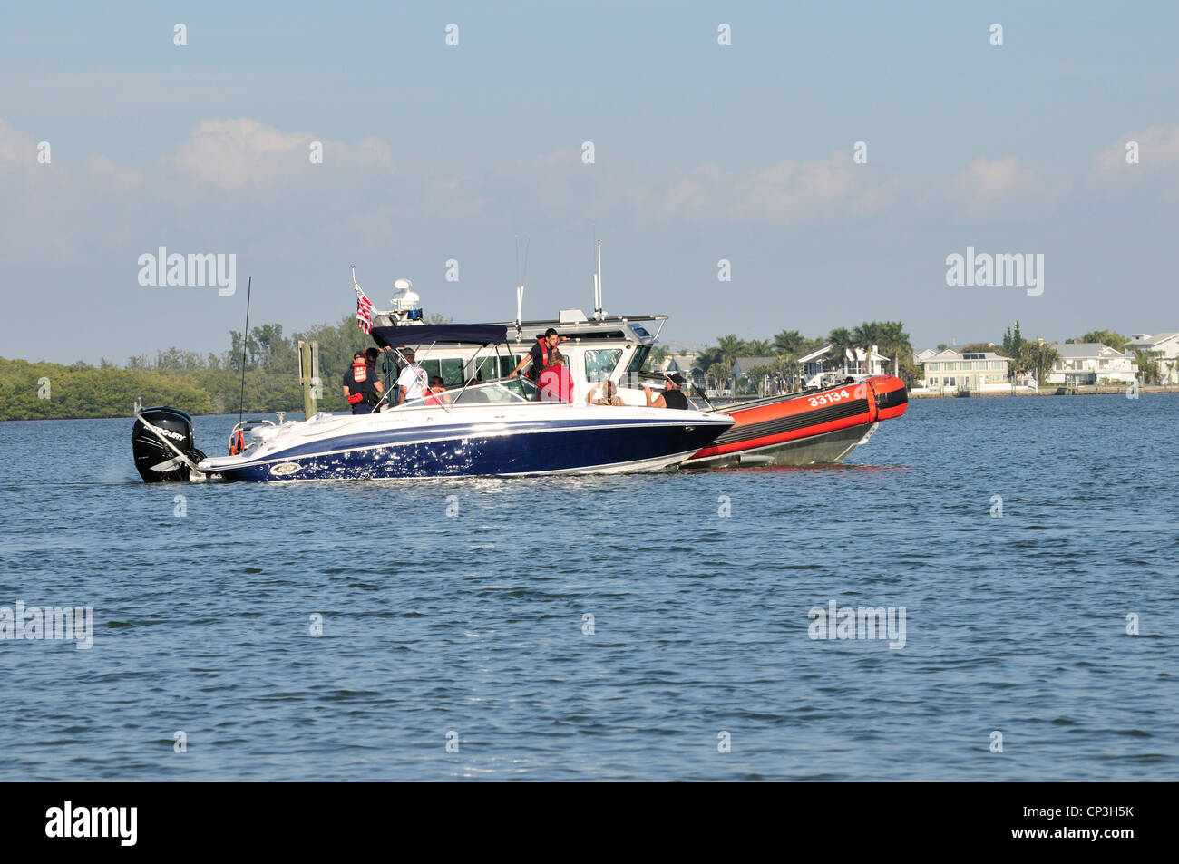 Ein Boot der Küstenwache schleppt ein behinderter Boot in der Nähe von Fort Myers Beach, Florida Stockfoto