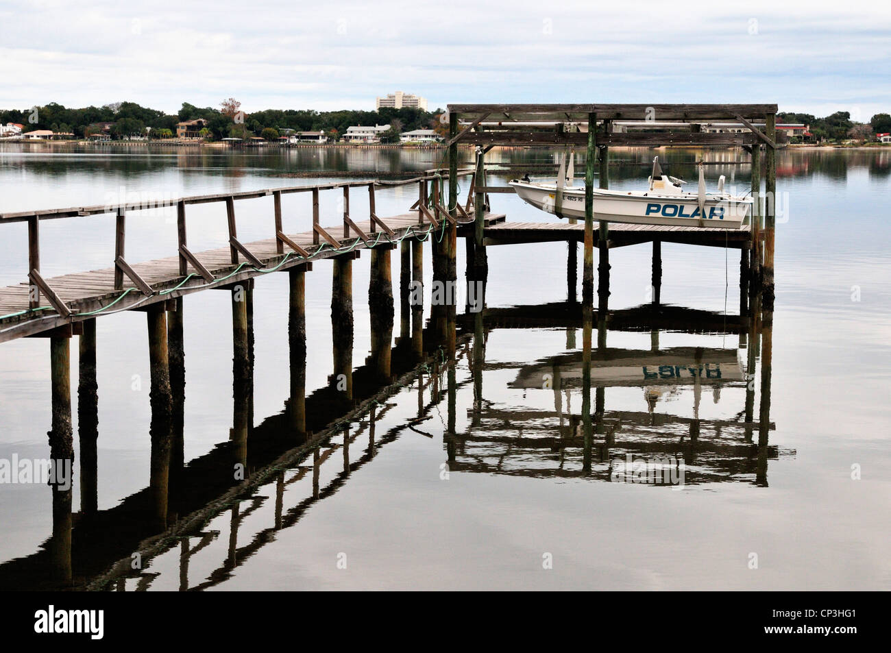 Ausflugsschiff im Speicher hängen in Riemen an einem küstennahen dock Stockfoto