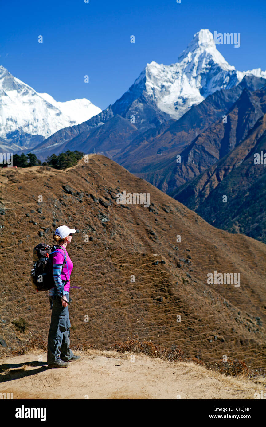 Trekker mit Blick auf Ama Dablam, auf dem Weg zum Everest Base Camp Stockfoto