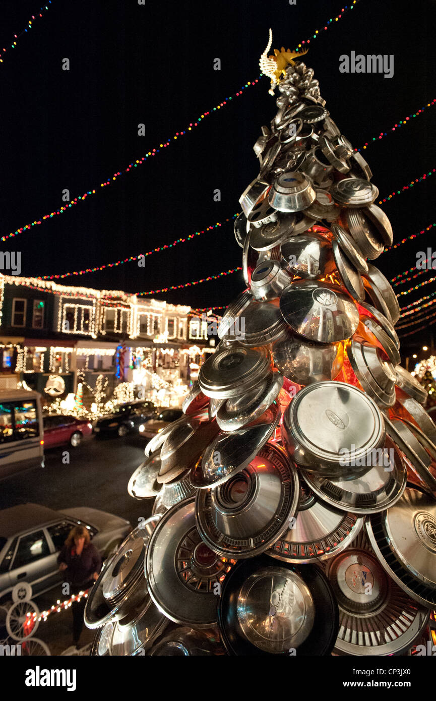 Radkappe Weihnachtsbaum an der 34th Street in Hampden, Baltimore, Maryland Stockfoto