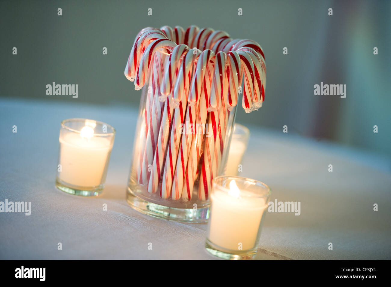 Candy Stöcke Sit von Kerzen auf Tischplatten beleuchtet. Stockfoto