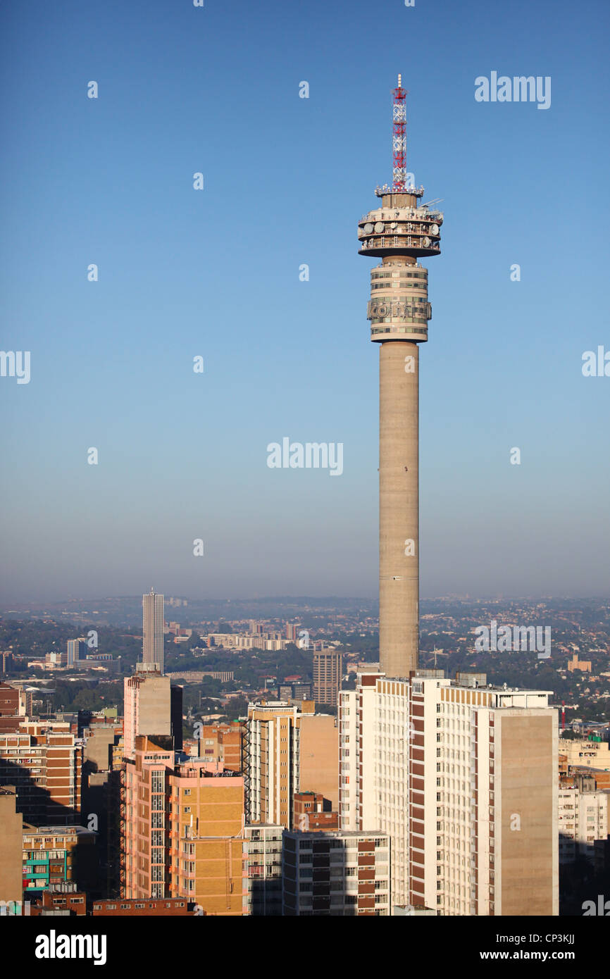 Skyline von Johannesburg mit "Hillbrow Tower Stockfotografie Alamy