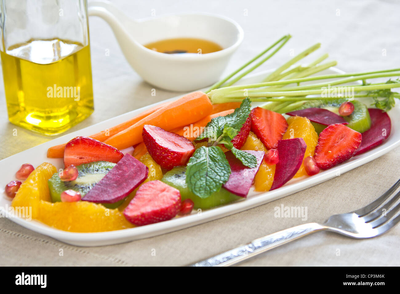 Super Salat [Erdbeere, Kiwi, rote Beete, Orange] Stockfoto
