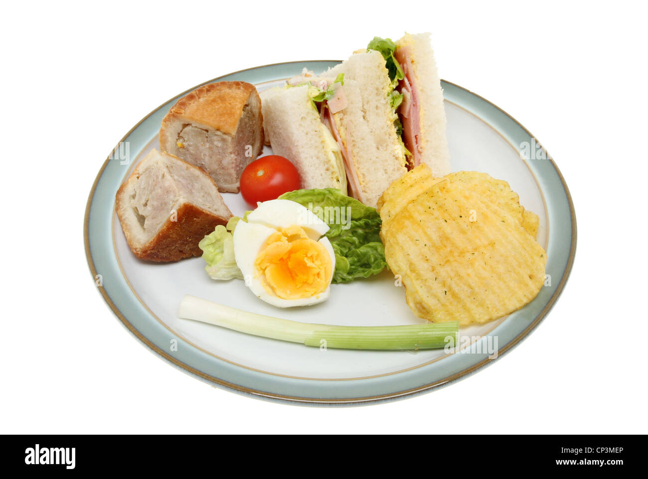 Picknick oder Buffet Essen auf einem Teller isoliert gegen weiß Stockfoto