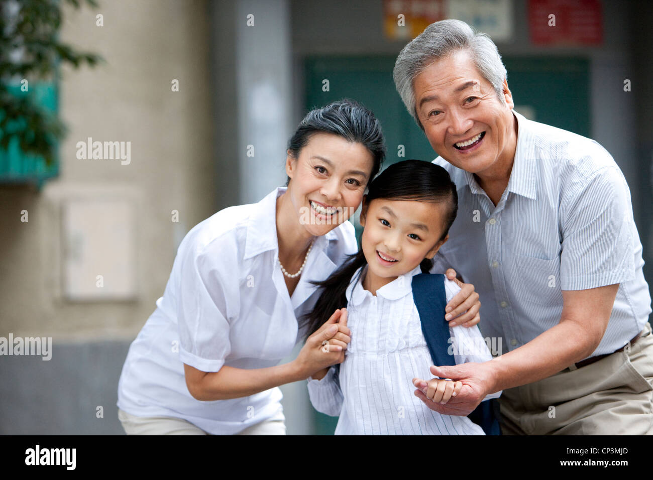 Chinesische Schulmädchen mit Großeltern Stockfoto