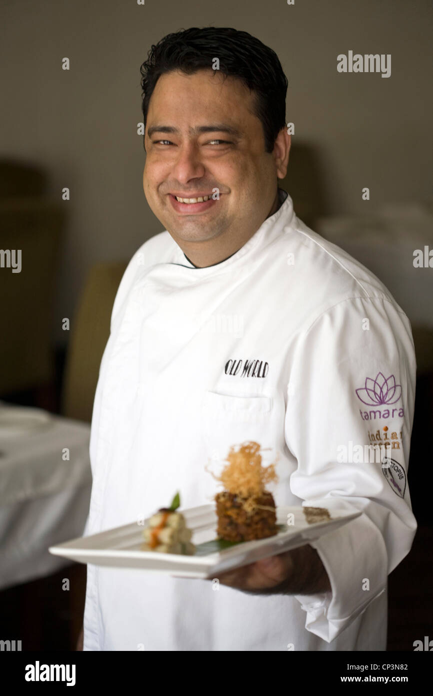 Koch Manish Mehrotra mit einer Schüssel mit Ente Chettinad und Umpa Fässer im indischen Akzent Restaurant, New Delhi, Indien Stockfoto